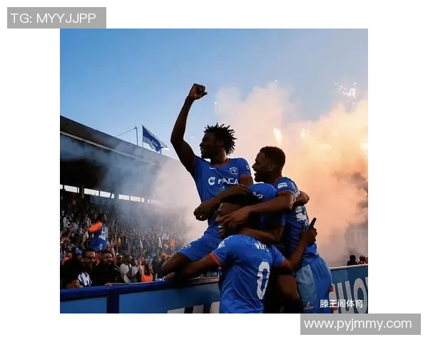 足球场上的激情碰撞与团队默契展现,球员们奋力拼搏的瞬间无需明星光环 足球场上的激情碰撞与团队默契展现,球员们奋力拼搏的瞬间无需明星光环