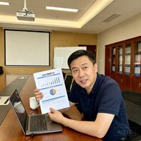 杭州余杭区体育局副局长在会议室查看运动大数据平台的分析报告，表情专注